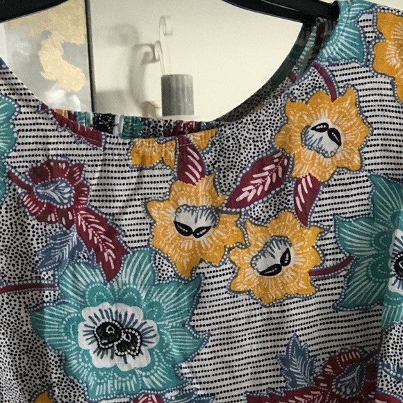 BCBGeneration rayon cropped top with flared short sleeves and open back. - Picture 5 of 7